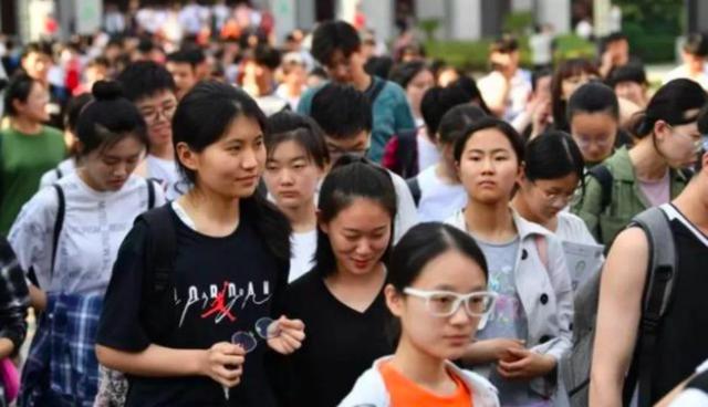 疫情之后涌现一批“新职业”，薪资远超铁饭碗，但长辈不愿接受