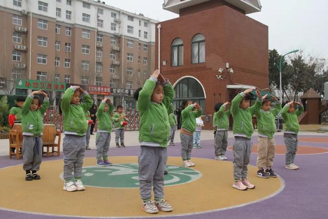 「美心成长」小小的仪式 大大的情怀——绿苑幼儿园升旗仪式