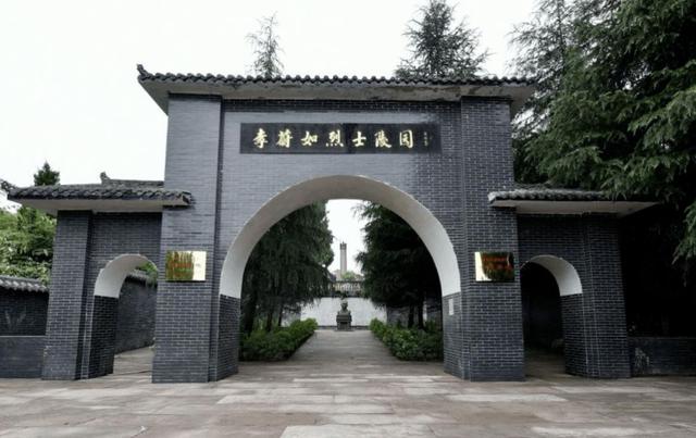 他被自己的学生出卖，临死前的遗言：棺材竖着下葬，死也要站着