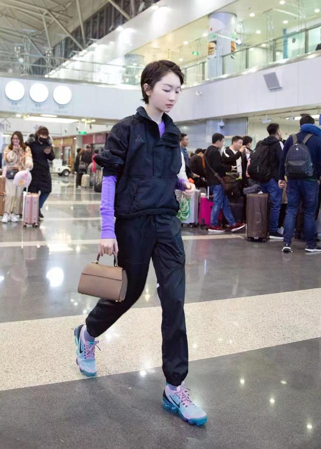 周冬雨时尚感越来越好，袖子里长外短很洋气，紫色内搭够抢眼