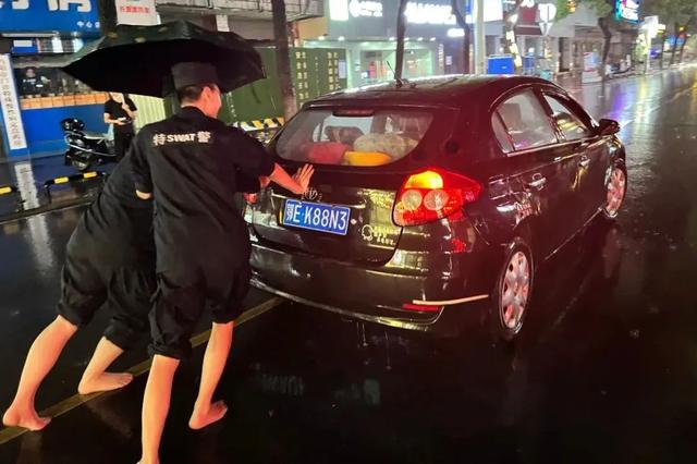 一场暴雨侵袭当阳，他们在暴雨中各种背、各种推、各种抬、各种扶、各种守……