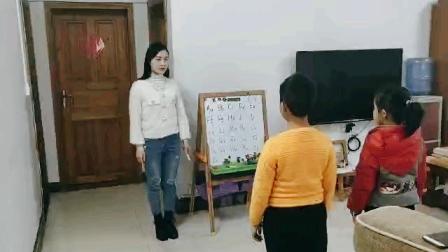 老师教孩子认26个字母，反被家长告上法庭，这是为什么？