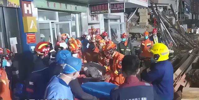 长沙塌楼近88小时后第9名被困者救出，女生双腿埋压79小时获救，放弃截肢方案尽最大限度保护，救援难度极大