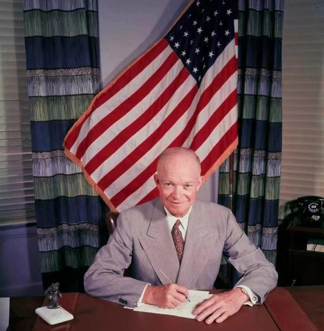 谢列平u-2飞机进入苏联领空后,鲍尔斯打开了自动拍摄仪器.