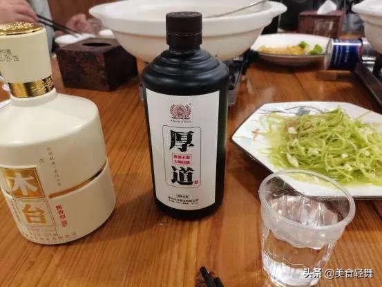 80后男子看到65岁父亲的“白酒单”，当场愣住，随后痛哭流涕