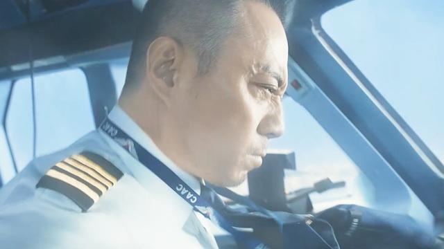 飞机万米高空玻璃爆裂,副机吸出窗外,机长34分钟迫降128人!催泪片