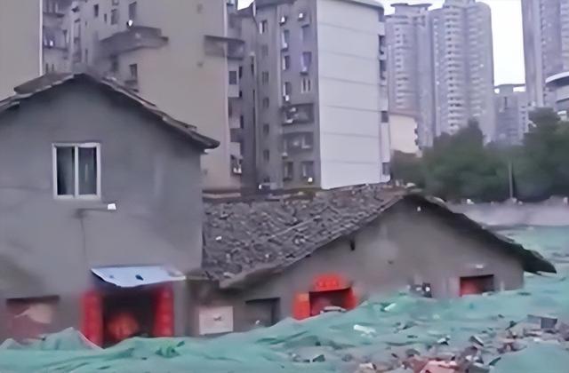 南昌一“拆迁户”，被废墟包围2年成孤岛，业主盼拆迁