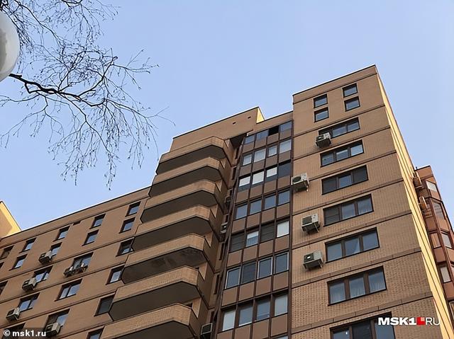 俄罗斯51岁亿万富翁身亡，躺在妻女的尸体旁，死因引发多种猜测