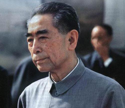 1950年徐向前去怀仁堂开会，周恩来看着最后一排笑了：你换个座位