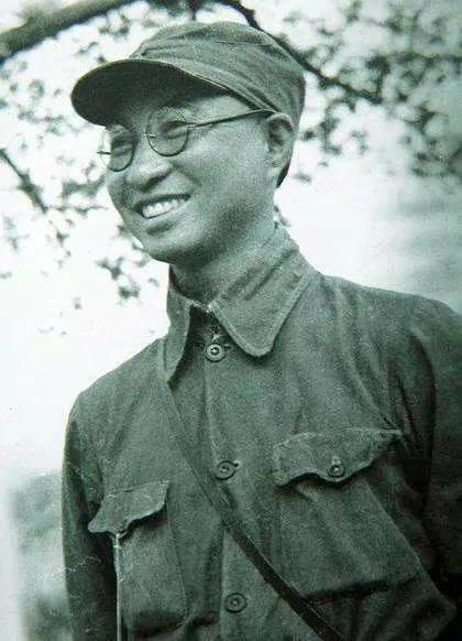 周希汉向17岁的周璇求婚，对方却不表态，陈赓拍板说：今天就结婚