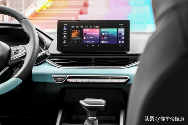 新车 | 摩登灰+蓝白内饰，吉利帝豪S跨界玩家版实车亮相，更加年轻
