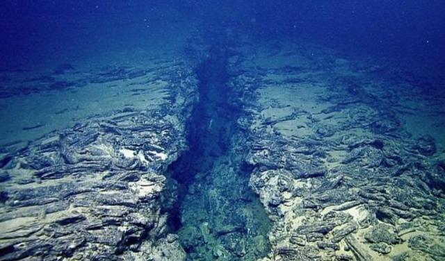 马里亚纳海沟每年“吞”水约3亿吨，海平面下降，这些水会去哪？