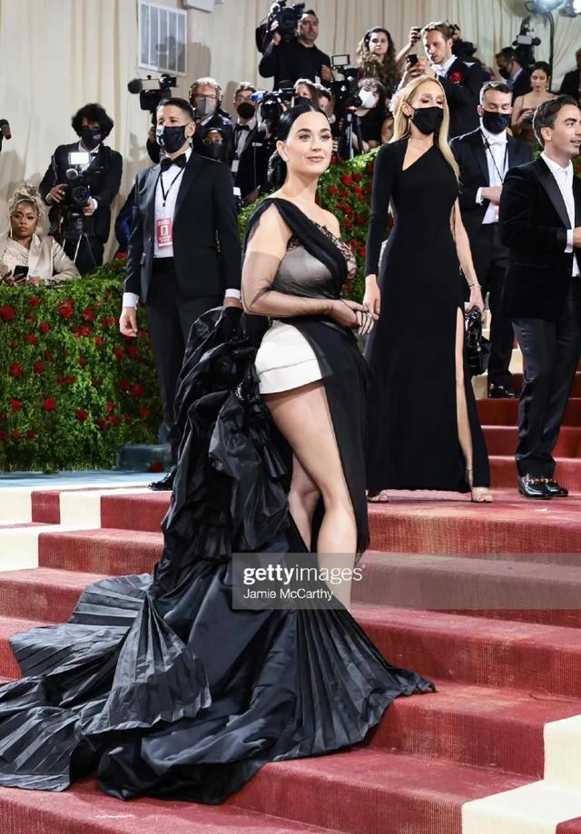 今天全网最关注的事情，我的朋友参加了时尚界的奥斯卡Met Gala
