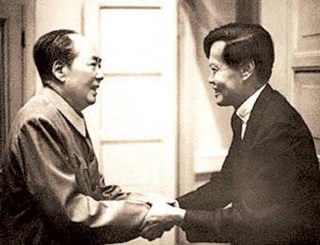 1973年杨振宁回国探亲，周总理问他想看谁，答：想看毛主席