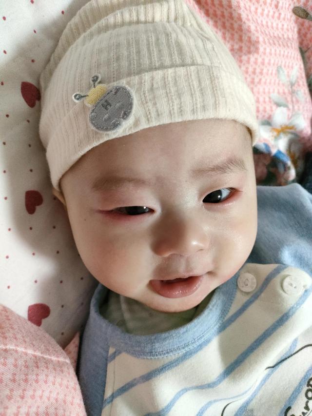 4个月宝宝眼睛一直红红的不知道什么原因？