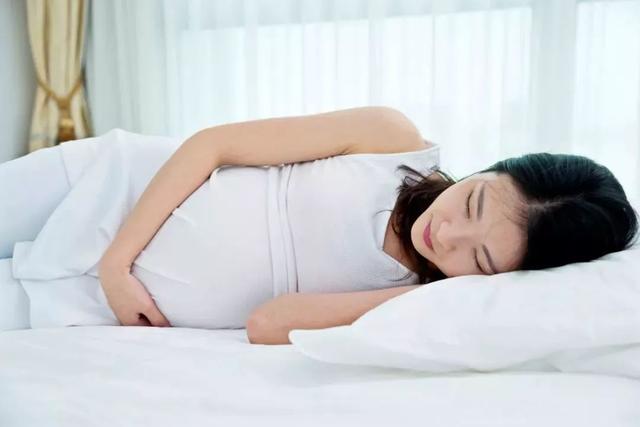 孕中期开始，若孕妇睡觉时感到两种“反应”，和胎儿有关，要重视