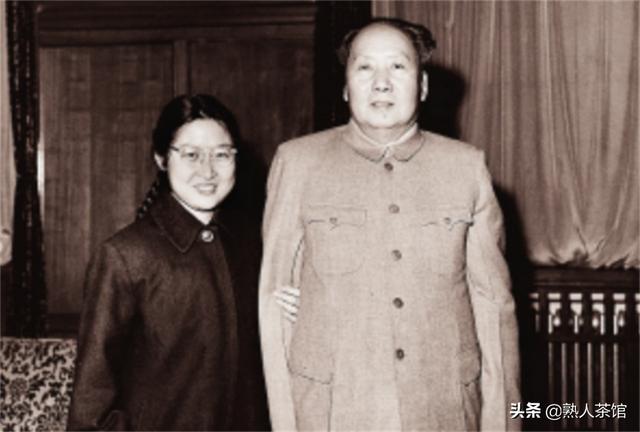 李敏婚礼现场，毛主席将两个孩子揽入怀中，毛远志：我忘不了那天