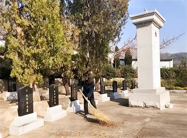 岳父做客女婿家，提起埋在家乡一烈士名字，女婿吃惊：那是我爷爷