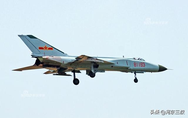 时隔21年，中美空中拦截大逆转，从无力伴飞到凭实力戏耍