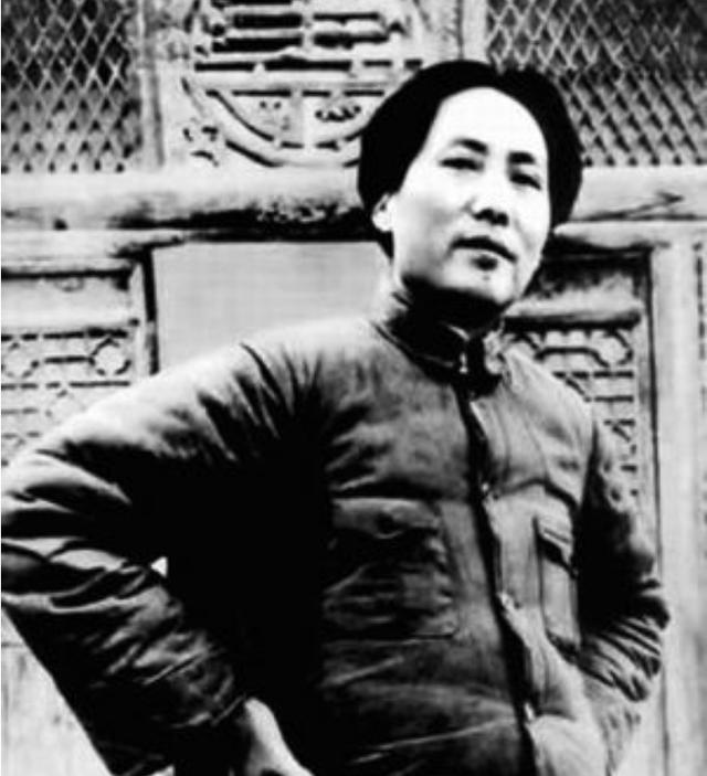 1941年毛主席遇刺，刺客将木棒狠狠抡向主席后脑，蒋泽民挥臂挡住