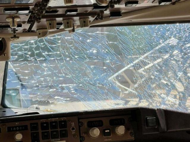 美国波音757挡风玻璃又破裂，飞机万米高空迫降，为何多次发生？
