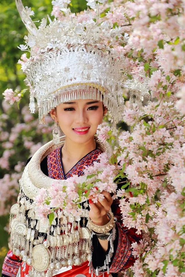 苗寨美女，穿著幾乎在苗區都消失的特色苗族服飾，美得讓人心醉