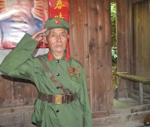毛主席警卫员隐居深山54年，给女儿看病无意“泄密”，惊动县领导