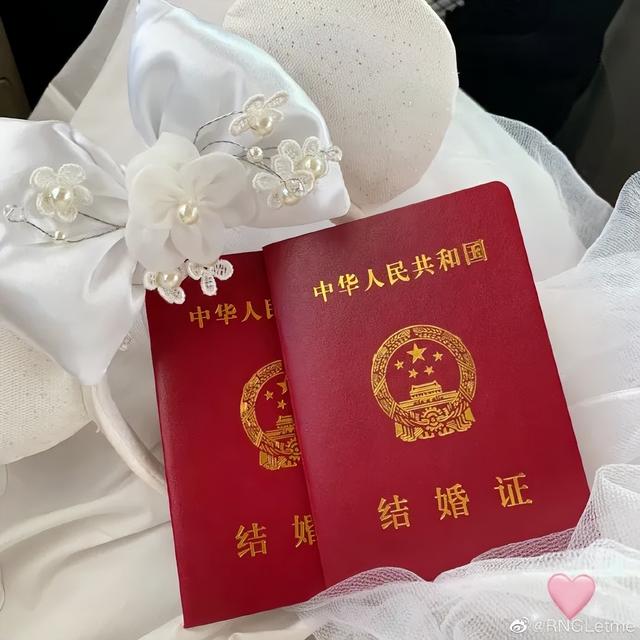 结婚证照片 Letme官宣结婚：晒结婚证和新娘照片！太般配了 【爱喜匠】