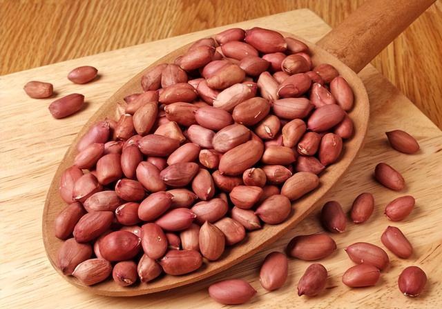 喝酒时为啥不能吃花生米？医生：喝酒尽量少吃这5种“下酒菜”