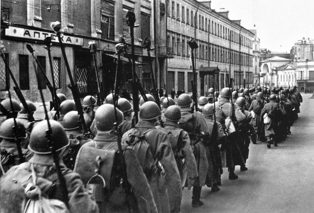 为什么希特勒冒着两线作战的危险，也要坚持1941年入侵苏联？