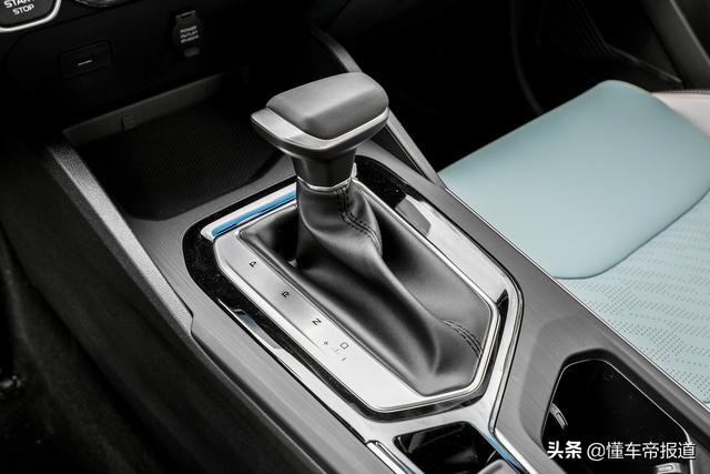 新车 | 摩登灰+蓝白内饰，吉利帝豪S跨界玩家版实车亮相，更加年轻