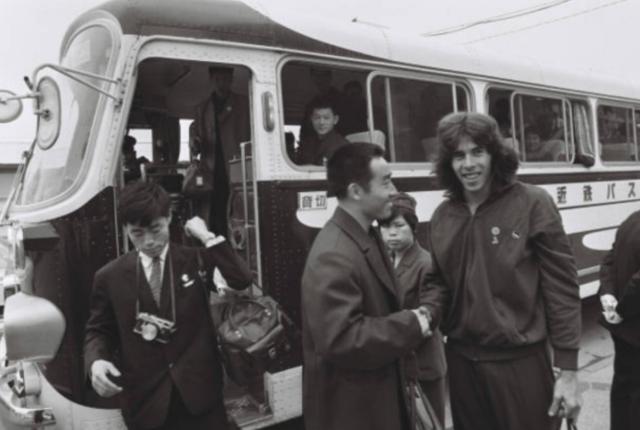 1971年深夜，毛主席做出一划时代的重大决定后，催促道：快打电话