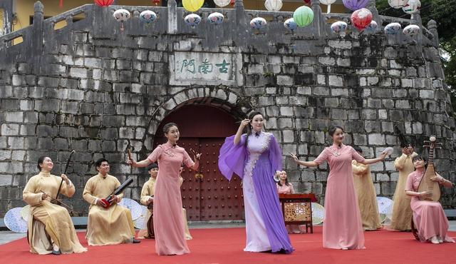 桂林：桂剧、彩调经典片段在古南门实景展演