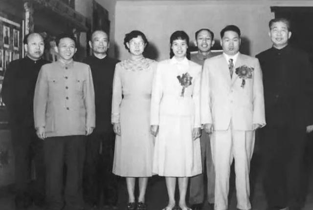 2008年，邵华逝世，毛新宇透露母亲遗愿：想和父亲陪伴在奶奶身边