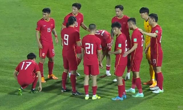 中国男足赢得尊重，李霄鹏换人收奇效！颜骏凌进步，于大宝该批