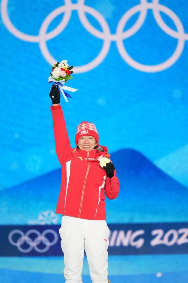 今夜，元宵圆月见证三面五星红旗升起