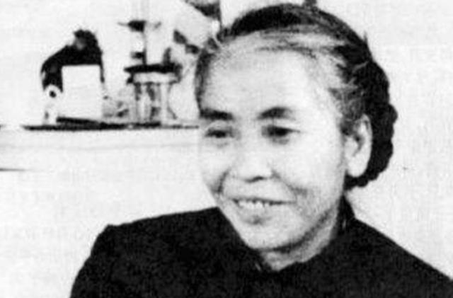 79年贺子珍到毛主席休息室后，靠在主席曾坐过的藤椅上，失声恸哭