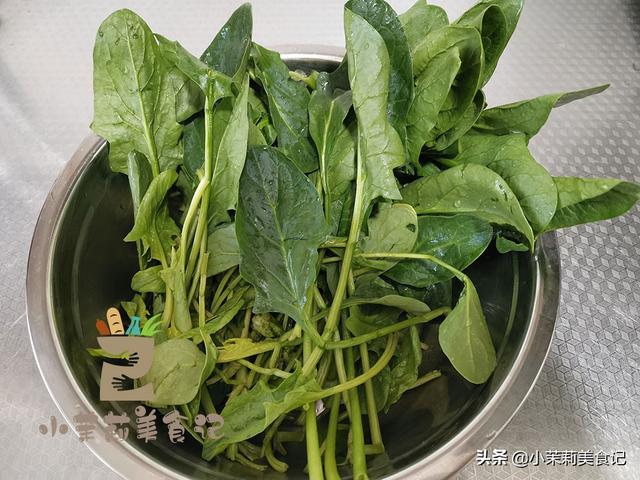 早春尝鲜多吃菠菜，叶酸含量高，简单一拌就很香，家人爱吃身体好