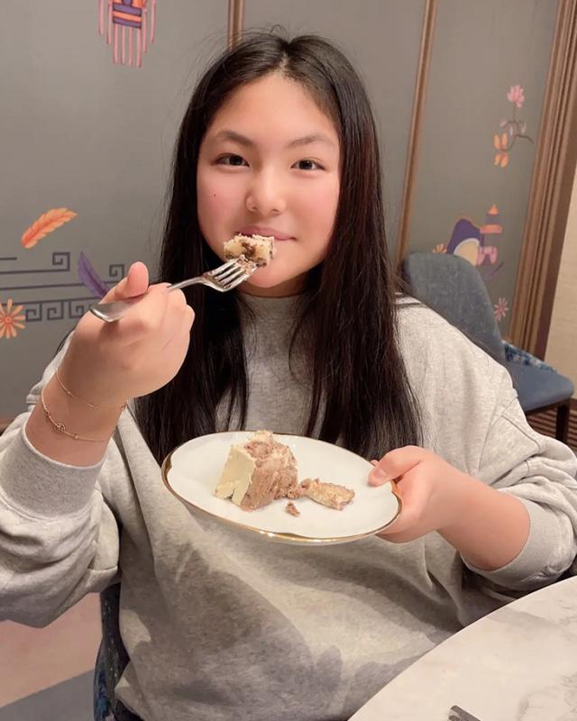 12岁王诗龄在家做蛋糕！面部红润尖下巴抢镜，新豪宅曝光大如宫殿