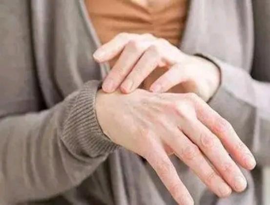 经常“手麻”是怎么回事？提醒：多半和8个原因有关，快看看