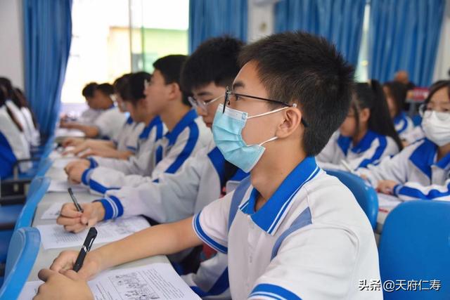 仁寿县坝达初级中学校领航共同体学校开展中青年教师示范课活动