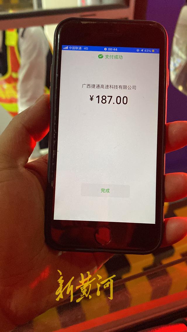男子开绿通货车高速出入口称重相差4吨，两地各执一词