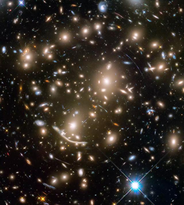 50亿光年外，天文学家发现星系一分为二，爱因斯坦又对了？
