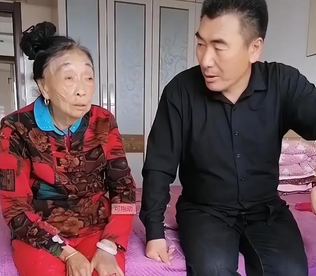 85岁马玉琴被丈夫苛待，午饭用小面包应付，丈夫：不想费事