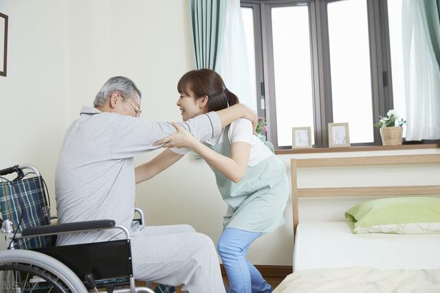 生个孩子，就能防止被护工欺负？别傻了，你的孩子很忙