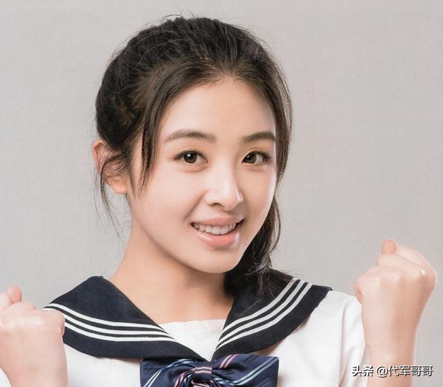 她15岁凭一首歌成名，事业受挫后抑郁爆肥，如今33岁美成这样？