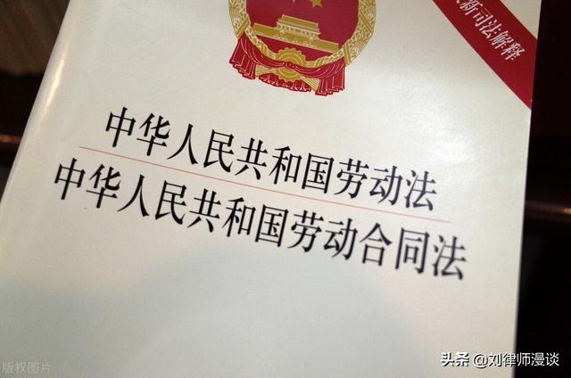 公司将项目建设经理调整到饲养员岗位，员工可以拒绝吗