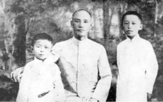 陈洁如嫁大19岁蒋中正，被骗连夜赴美，晚年写书揭露蒋宋联姻真相