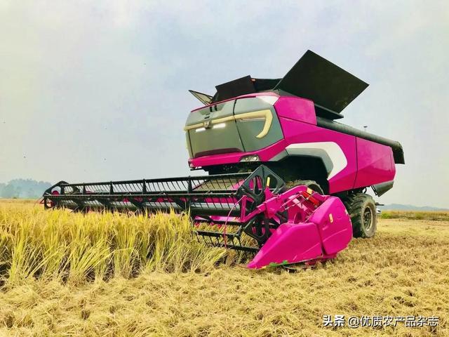 碧桂园又有大动作！自主研发无人拖拉机收获机亮相演示，无人化农场概念落地成真