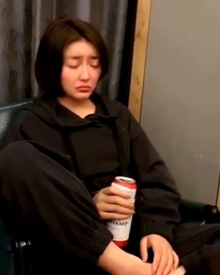 娇娇放醉酒视频卖惨，皱眉嘟嘴举止怪异，被嘲演技差没翻盘机会